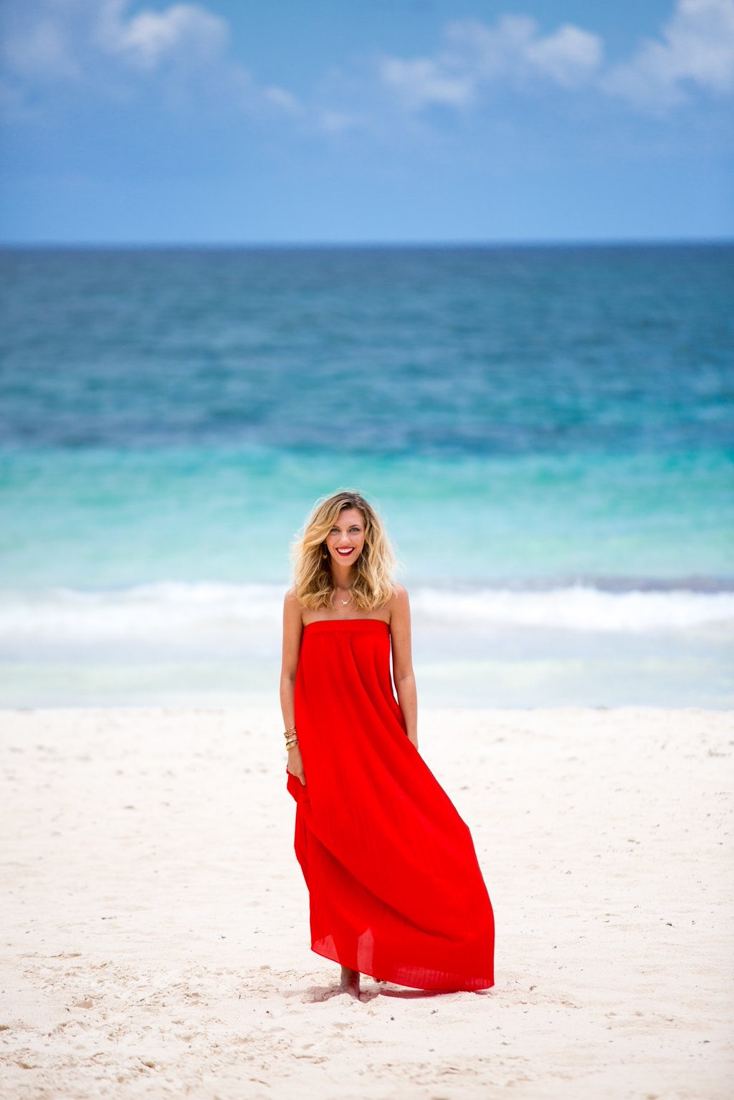 Salomé en robe rouge longue sur une plage, pour The Game of Love