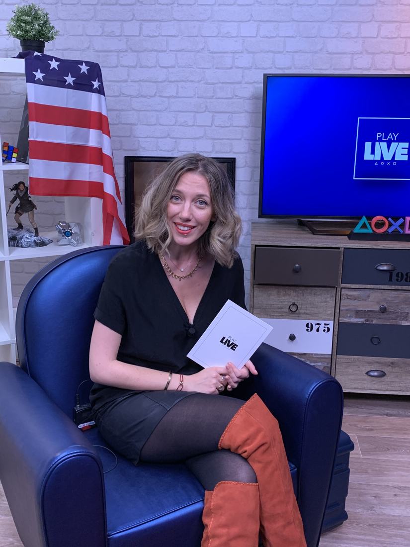 Salomé sur le plateau de Play Live, bottes camel