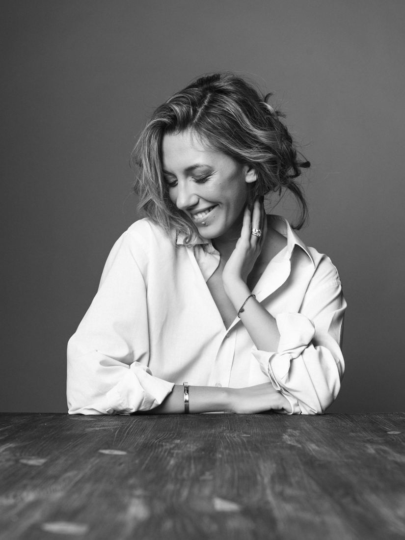 Portrait noir et blanc, chemise blanche, sourire