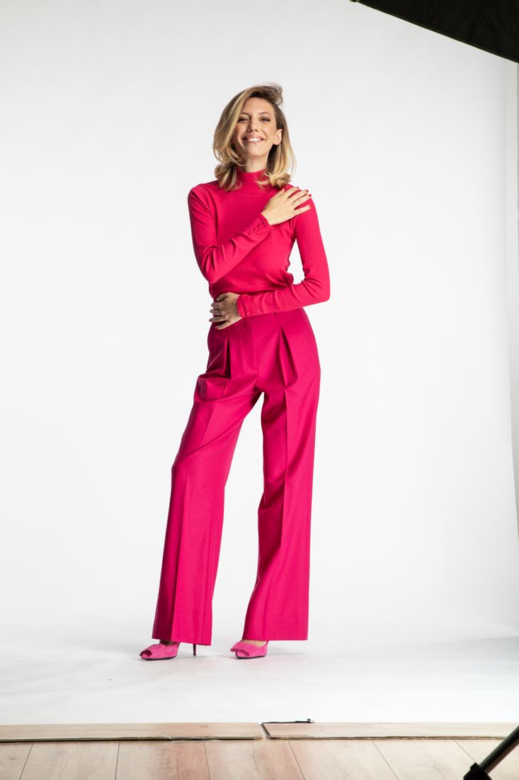 Portrait en pied, tenue rose fuchsia