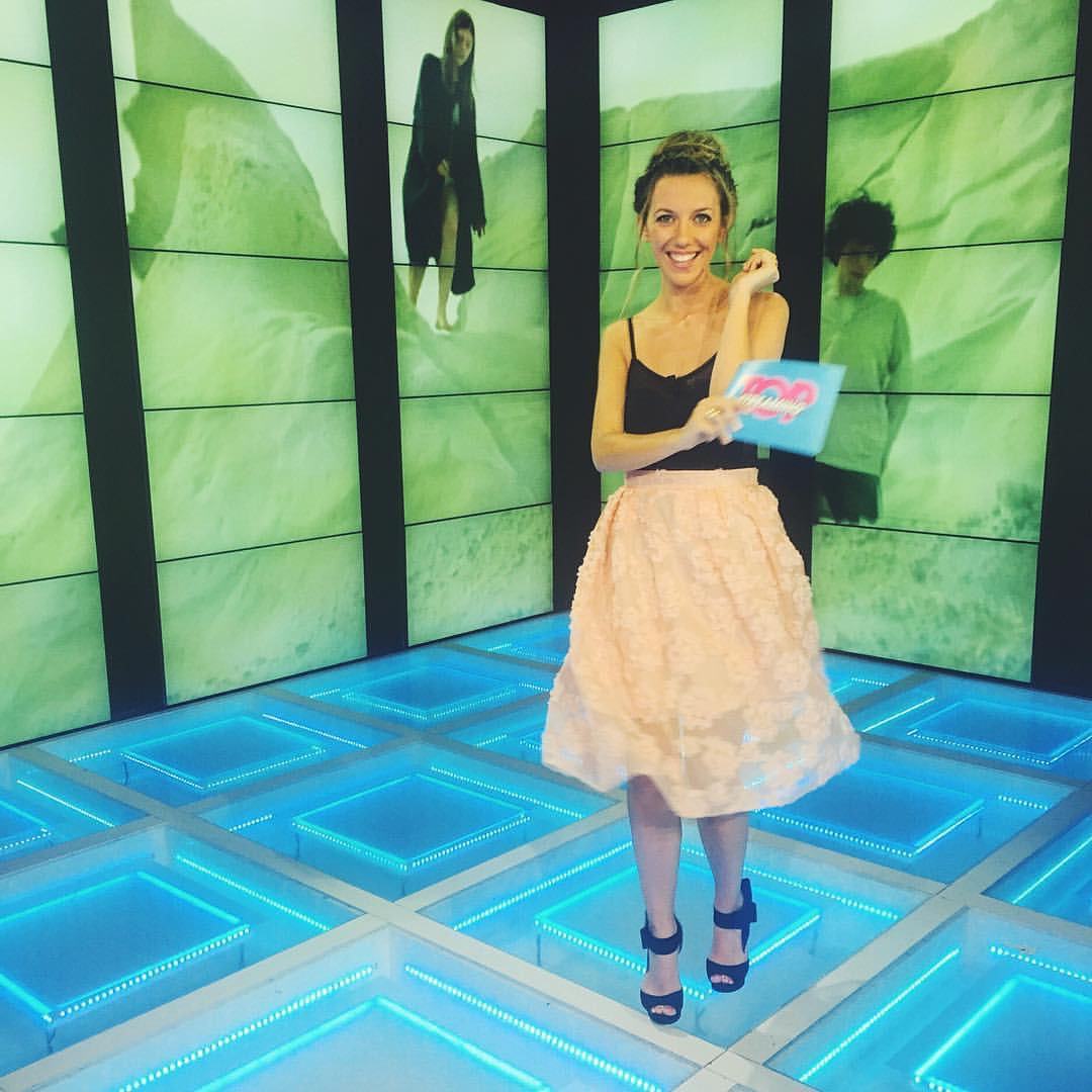 Salomé en jupe rose poudré sur le plateau de Top Streaming