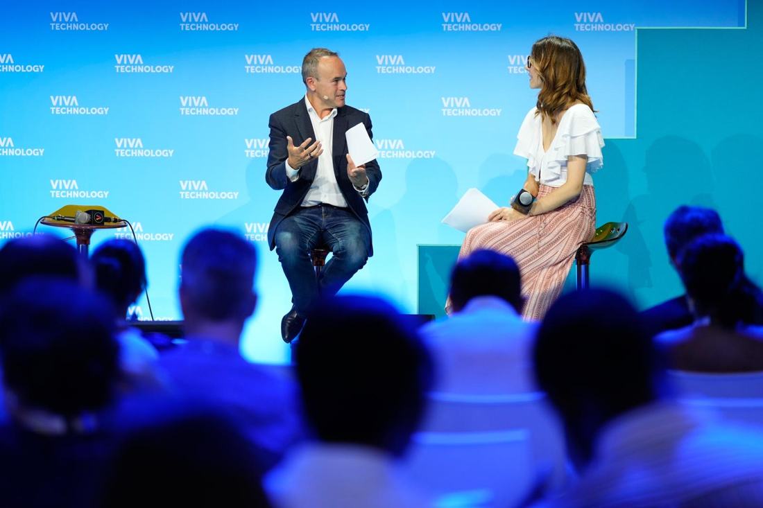 Salomé interviewe un dirigeant sur la scène de VivaTech
